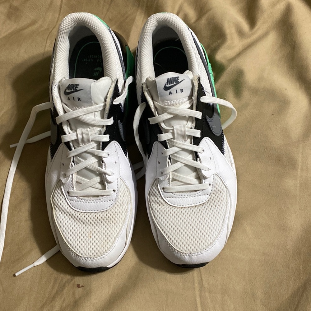 nike air max used but in good condition